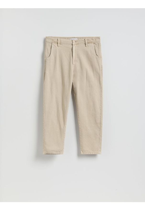 Reserved - Jeansy jogger fit - beżowy. Kolor: beżowy