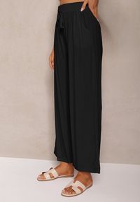 Renee - Czarne Spodnie z Bawełny o Kroju Alladynek High Waist Wykończone Gumką w Talii Rissalis. Okazja: na co dzień, na spotkanie biznesowe, na randkę. Stan: podwyższony. Kolor: czarny. Materiał: bawełna. Sezon: lato. Styl: wizytowy, biznesowy, elegancki, casual #4