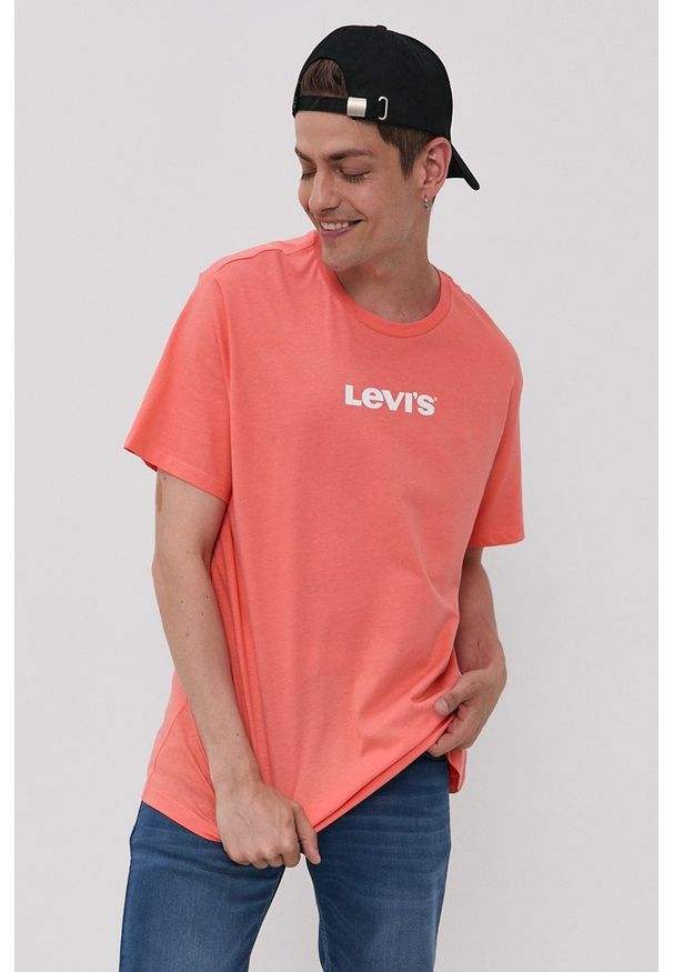Levi's® - Levi's - T-shirt. Okazja: na co dzień, na spotkanie biznesowe. Kolor: pomarańczowy. Materiał: dzianina. Wzór: nadruk. Styl: biznesowy, casual