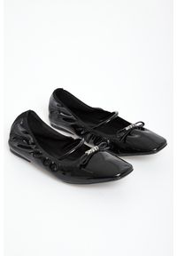 Baleriny damskie lakierowane DKNY. Materiał: lakier
