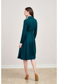 Marie Zélie - Sukienka Leandra ciemna zieleń. Typ kołnierza: kokarda. Materiał: bawełna, wiskoza, tkanina, materiał. Długość rękawa: długi rękaw #2