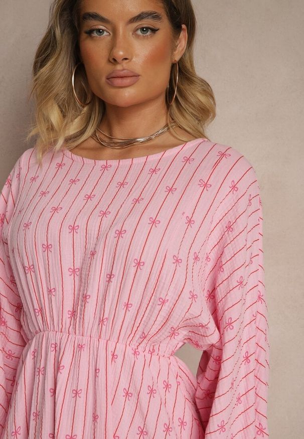 Renee - Fuksjowa Sukienka z Bawełny ze Wzorem Kokardek i Pasków Avelriti. Okazja: na co dzień. Typ kołnierza: kokarda. Kolor: różowy. Materiał: bawełna. Styl: klasyczny, casual
