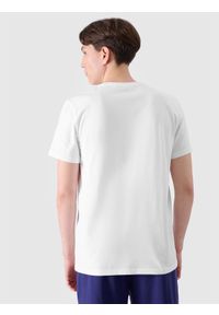 4f - T-shirt regular z nadrukiem męski - biały. Okazja: na co dzień. Kolor: biały. Materiał: bawełna, dzianina, jersey. Długość rękawa: krótki rękaw. Długość: krótkie. Wzór: nadruk. Styl: casual, klasyczny, sportowy