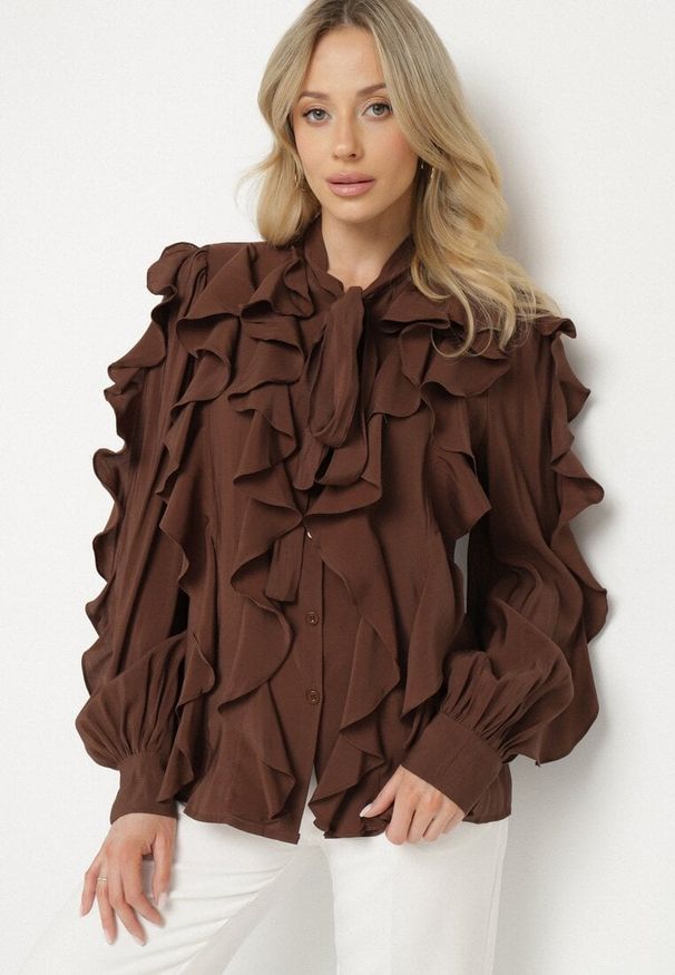 Born2be - Brązowa Koszula o Luźnym Kroju z Falbanami i Wiązaniem Ravionel. Okazja: na co dzień. Typ kołnierza: kołnierzyk klasyczny. Kolor: brązowy. Materiał: wiskoza. Styl: elegancki, casual, klasyczny