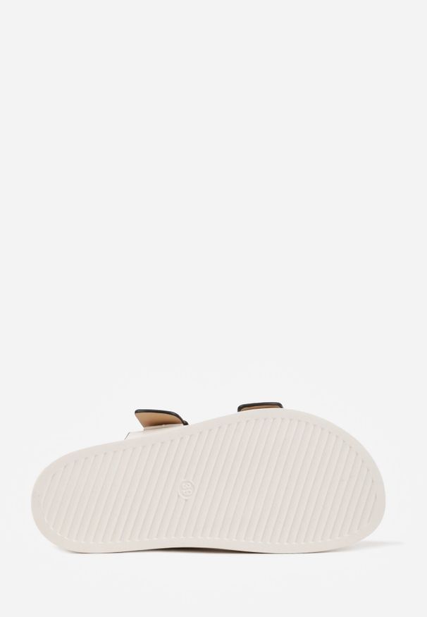 Born2be - Białe Klapki Ozdobione Dwoma Paskami i Klamrami Jilryna. Okazja: na spacer, na co dzień. Kolor: biały. Materiał: jeans. Wzór: aplikacja. Sezon: lato. Styl: casual, klasyczny