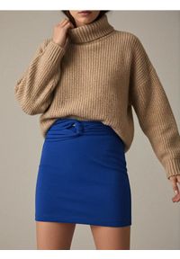 Sinsay - Dopasowana spódnica mini z wycięciem i marszczeniem w talii - niebieski. Kolor: niebieski #1