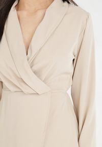 Born2be - Beżowa Sukienka Tryphala. Typ kołnierza: dekolt w kształcie V. Kolor: beżowy. Materiał: tkanina. Długość rękawa: długi rękaw. Wzór: jednolity, gładki, aplikacja. Typ sukienki: kopertowe. Styl: klasyczny. Długość: mini #3