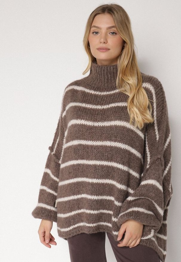 Born2be - Brązowy Golf Oversize w Paski z Domieszką Wełny i Wiskozy Nexeia. Okazja: na co dzień. Typ kołnierza: golf. Kolor: brązowy. Materiał: wełna, wiskoza. Wzór: paski. Styl: klasyczny, casual, elegancki