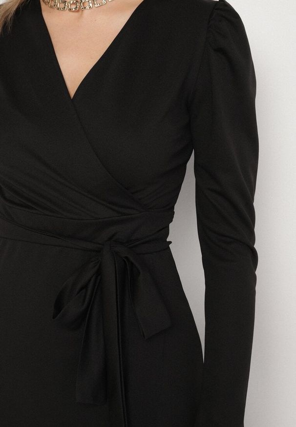 Born2be - Czarna Sukienka z Kopertowym Dekoltem i Materiałowym Paskiem Devisia. Okazja: na co dzień. Typ kołnierza: dekolt kopertowy. Kolor: czarny. Materiał: materiał. Długość rękawa: długi rękaw. Typ sukienki: kopertowe. Styl: casual, elegancki, klasyczny