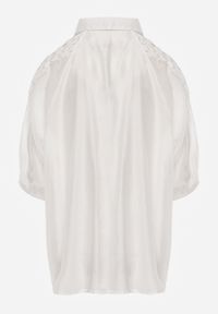 Born2be - Biała Koszula Oversize z Ażurową Wstawką na Ramionach Heleira. Okazja: na co dzień, do pracy. Kolor: biały. Materiał: jeans. Wzór: ażurowy. Styl: casual #4