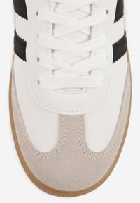 Renee - Biało-Czarne Casualowe Sneakersy na Płaskiej Podeszwie z Paskami Jereria. Okazja: na co dzień. Zapięcie: pasek. Kolor: biały. Materiał: jeans. Obcas: na płaskiej podeszwie #7