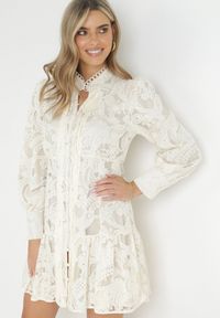 Born2be - Jasnobeżowa Sukienka Toppey. Typ kołnierza: kołnierzyk stójkowy. Kolor: beżowy. Materiał: koronka, tkanina. Wzór: ażurowy. Styl: boho. Długość: mini #5
