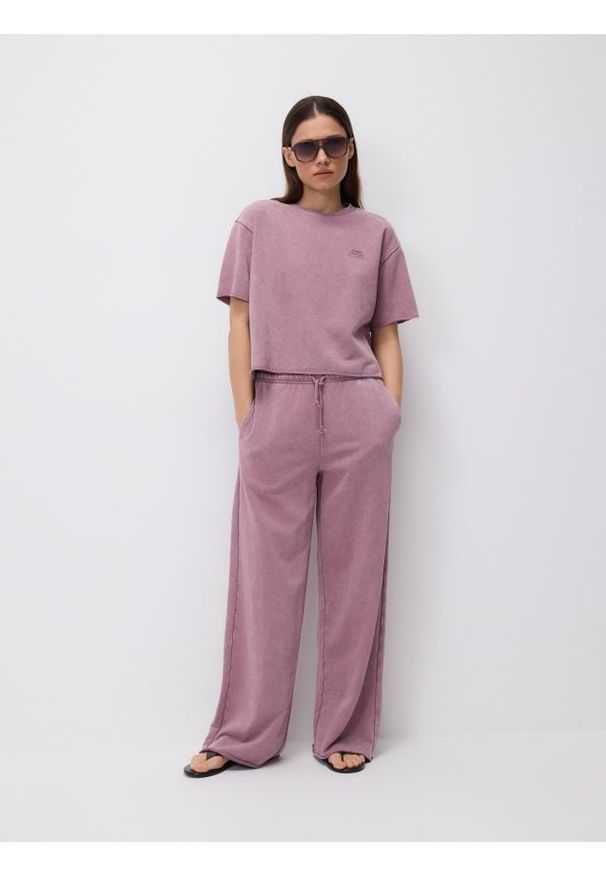 Reserved - Spodnie z bawełną - fioletowy. Kolor: fioletowy. Materiał: bawełna