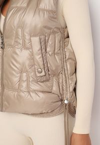 Born2be - Ciemnobeżowa Pikowana Kamizelka ze Stójką i Troczkami Terilanna. Typ kołnierza: kołnierzyk stójkowy. Kolor: beżowy. Materiał: jeans. Styl: elegancki #7