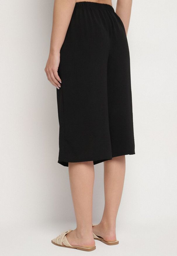 Born2be - Czarne Szerokie Spodnie z Gumką w Pasie 3/4 z Kieszonkami Efronessa. Okazja: na spotkanie biznesowe, na co dzień. Kolor: czarny. Styl: casual, klasyczny, biznesowy