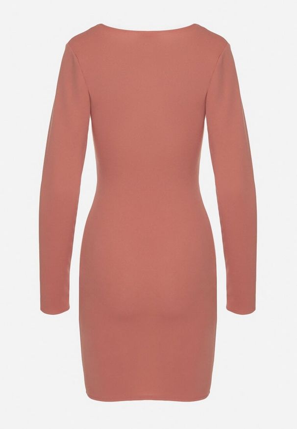 Born2be - Różowa Sukienka o Dopasowanym Kroju z Kopertowym Dekoltem Ermellia. Okazja: na randkę, na wesele, na ślub cywilny. Typ kołnierza: dekolt kopertowy. Kolor: różowy. Materiał: skóra. Długość rękawa: długi rękaw. Typ sukienki: kopertowe. Styl: elegancki, klasyczny, glamour