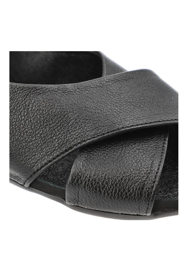 Czarne Sandały Armodo Płaskie Obuwie Damskie. Okazja: na spacer, na co dzień. Zapięcie: pasek. Kolor: czarny. Materiał: skóra. Sezon: lato. Obcas: na obcasie. Styl: casual, klasyczny. Wysokość obcasa: niski