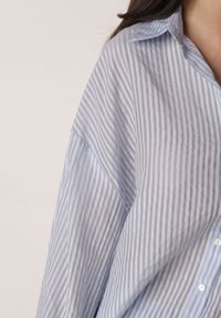 Born2be - Niebieska Koszula o Kroju Oversize z Tencelu w Paski Ozdobiona Haftem Tidine. Okazja: na co dzień, na spotkanie biznesowe, do pracy. Kolor: niebieski. Materiał: poliester, jeans. Wzór: aplikacja, haft, paski. Styl: casual, biznesowy #5