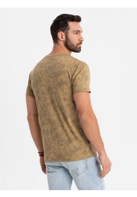 Ombre Clothing - Wzorzysta bawełniana męska koszulka z krótkim rękawem – oliwkowa V3 OM-TSFP-0223 - XXL. Okazja: na co dzień. Kolor: oliwkowy. Materiał: bawełna. Długość rękawa: krótki rękaw. Długość: krótkie. Wzór: nadruk. Styl: klasyczny, casual #8