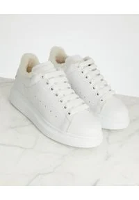 Alexander McQueen - ALEXANDER MCQUEEN - Białe sneakersy z ociepleniem. Kolor: biały. Szerokość cholewki: normalna #4