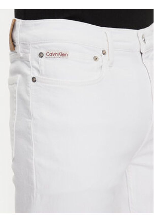 Calvin Klein Jeans Szorty jeansowe J30J327536 Biały Slim Fit. Kolor: biały. Materiał: bawełna