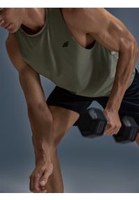 4f - 4F Tank top treningowy szybkoschnący męski - oliwkowy/khaki L. Kolor: oliwkowy, wielokolorowy, brązowy. Materiał: materiał, syntetyk, dzianina, włókno, elastan. Wzór: ze splotem. Sport: fitness #1