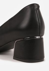 Renee - Czarne Czółenka Vices na Słupku z Wkładką ze Skóry Naturalnej z Metaliczną Ozdobą Mixin. Okazja: na spotkanie biznesowe, do pracy. Kolor: czarny. Materiał: skóra. Wzór: aplikacja. Obcas: na słupku. Styl: biznesowy, elegancki #6