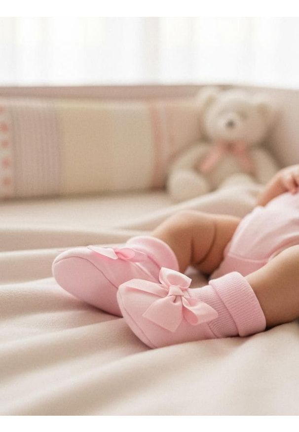 Sinsay - Prążkowane kapcie z kokardą - różowy. Kolor: różowy. Materiał: prążkowany