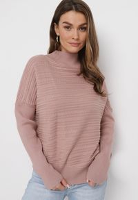 Born2be - Ciemnoróżowy Sweter z Wełną o Asymetrycznym Fasonie z Tłoczeniem Sarositte. Kolor: różowy. Materiał: wełna