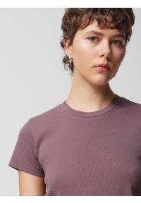 outhorn - T-shirt crop w prążki damski - brązowy. Kolor: brązowy. Materiał: dzianina, materiał, elastan, bawełna, prążkowany. Wzór: prążki #4
