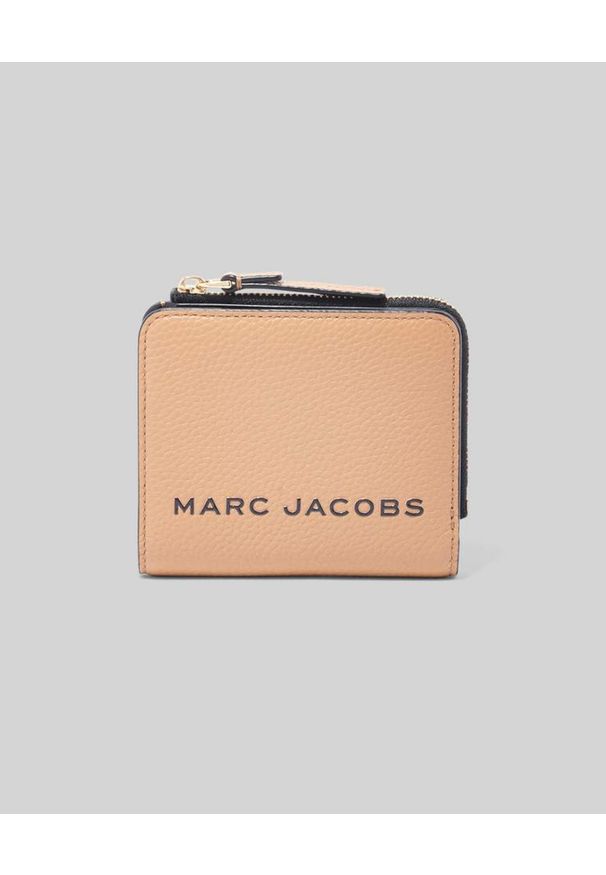 THE MARC JACOBS - Brązowy portfel Bold Mini Compact. Kolor: brązowy