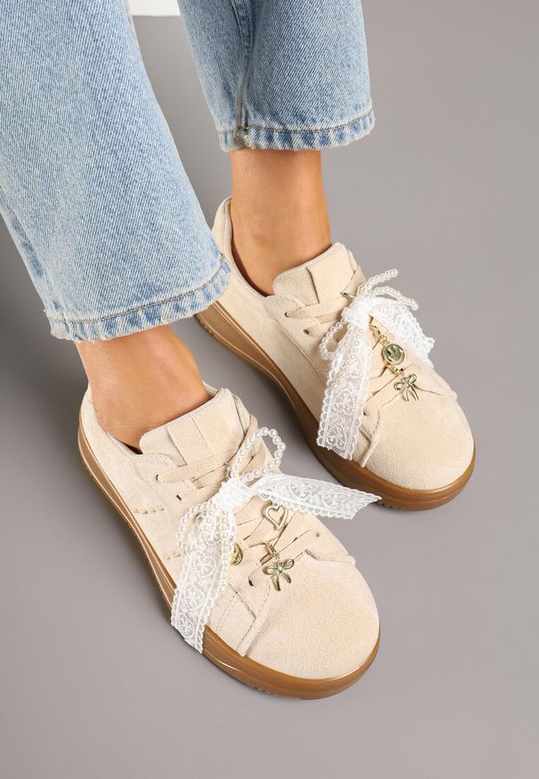 Renee - Beżowe Sneakersy na Niskiej Platformie z Aplikacjami i Kokardkami Divienne. Okazja: na co dzień. Kolor: beżowy. Materiał: jeans. Wzór: aplikacja. Obcas: na platformie