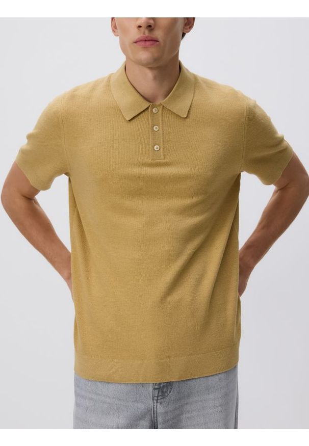 Reserved - Sweter polo z bawełną - musztardowy. Typ kołnierza: polo. Kolor: żółty. Materiał: bawełna