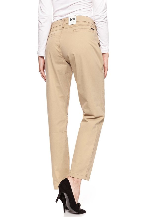 Lee - SPODNIE LEE DAMSKIE CHINO RELAXED L31MGK65. Materiał: materiał. Wzór: aplikacja