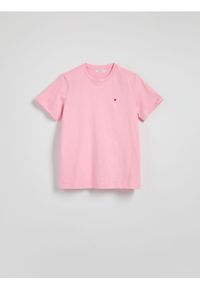 Reserved - T-shirt regular z drobnym haftem - pastelowy róż. Kolor: różowy. Materiał: dzianina, bawełna. Wzór: haft