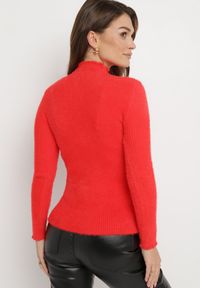Born2be - Czerwony Puchaty Wełniany Sweter z Półgolfem i Biżuteryjnymi Guzikami Xeminta. Kolor: czerwony. Materiał: wełna #3