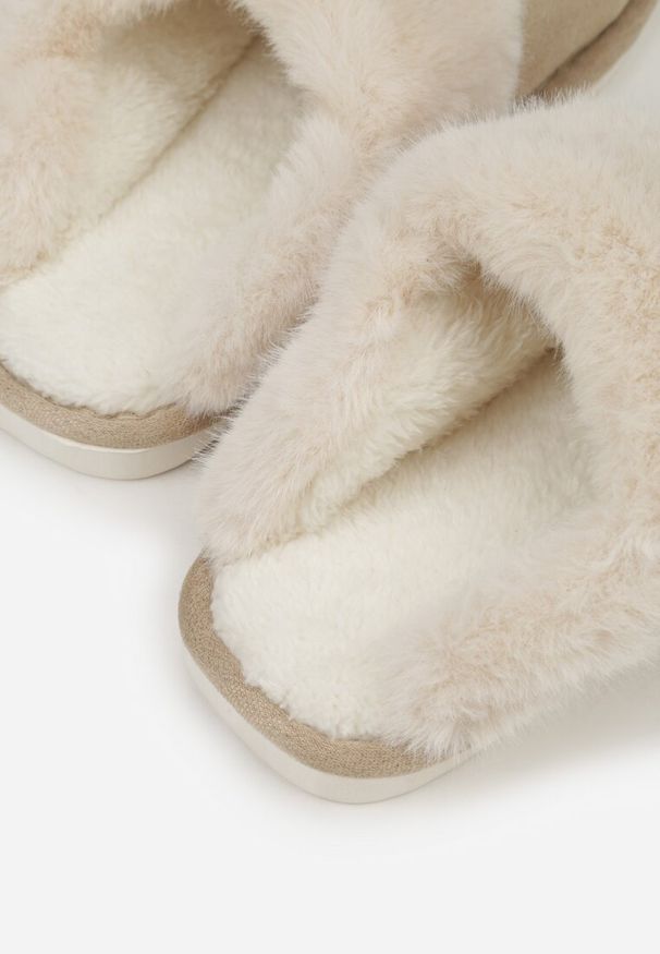 Renee - Ciemnobeżowe Wsuwane Kapcie Ozdobione Futerkiem i Przeszyciami Almane. Zapięcie: bez zapięcia. Kolor: beżowy. Materiał: futro. Wzór: aplikacja. Sezon: zima, jesień. Obcas: na płaskiej podeszwie