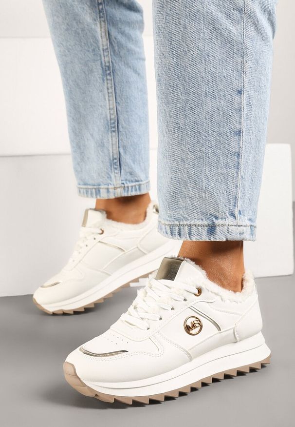 Renee - Białe Sneakersy na Płaskiej Podeszwie z Metaliczną Ozdobą i Ociepleniem Solirra. Okazja: na co dzień. Kolor: biały. Materiał: jeans. Wzór: aplikacja. Obcas: na płaskiej podeszwie
