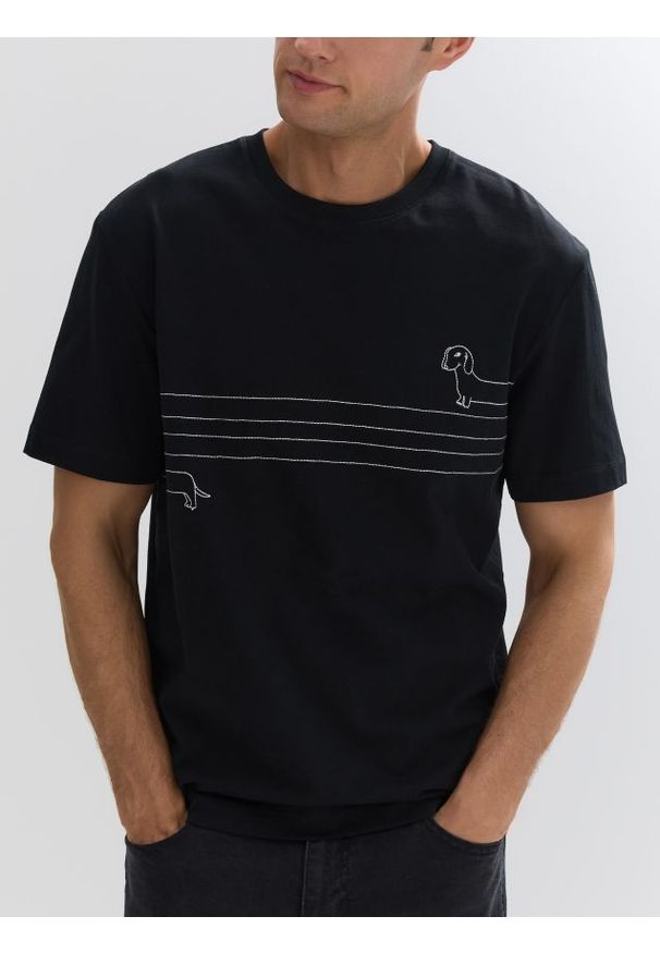 Reserved - T-shirt regular z haftem - czarny. Kolor: czarny. Materiał: dzianina, bawełna. Wzór: haft