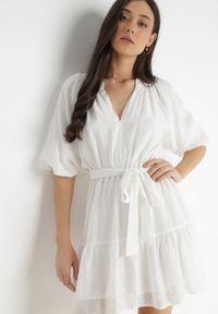 Born2be - Biała Sukienka Hyromela. Kolor: biały. Materiał: tkanina, materiał. Wzór: gładki. Typ sukienki: rozkloszowane. Długość: mini #4