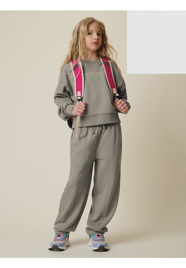 4f - 4F Bluza dresowa loose bez kaptura dziewczęca - beżowa 158/164 (12-14 lat). Okazja: na spacer, na co dzień, na uczelnię. Typ kołnierza: bez kaptura. Kolor: beżowy. Materiał: dresówka. Sezon: lato. Styl: casual