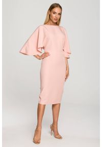 Sukienki.shop - Sukienka elegancka ołówkowa z szerokimi rękawami pudrowa z pelerynką. Okazja: na wesele, na komunię, na ślub cywilny. Typ sukienki: ołówkowe. Styl: elegancki
