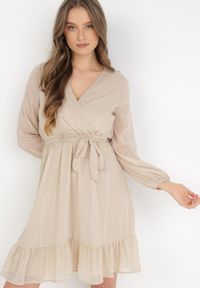 Born2be - Beżowa Sukienka Pronestra. Kolor: beżowy. Materiał: tkanina, materiał. Wzór: gładki. Typ sukienki: kopertowe. Styl: elegancki. Długość: mini #1