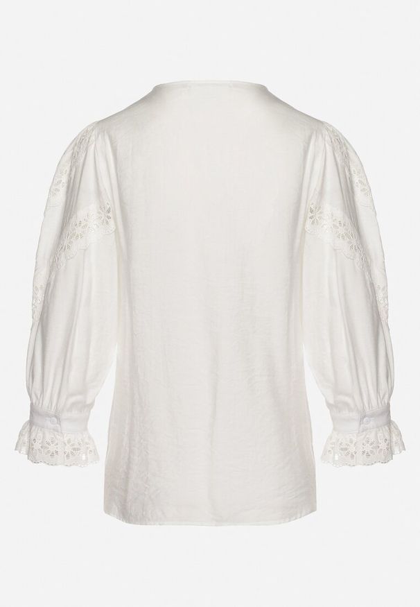 Born2be - Biała Wiskozowa Koszula z Koronkowymi Wstawkami i Rękawami 7/8 Kavinnema. Typ kołnierza: kołnierz z falbankami. Kolor: biały. Materiał: wiskoza, koronka. Wzór: aplikacja, koronka