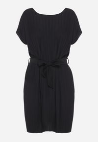 Born2be - Czarna Plisowana Sukienka z Paskiem w Talii Tiagena. Okazja: na imprezę. Kolor: czarny. Długość rękawa: krótki rękaw. Styl: elegancki #3