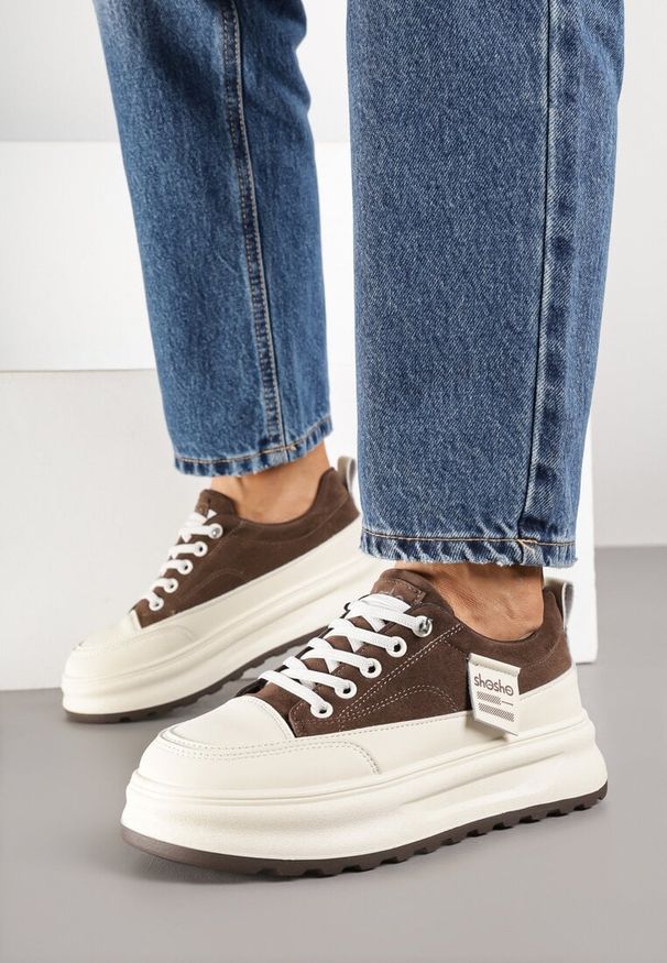 Born2be - Brązowe Sneakersy na Grubej Podeszwie z Tłoczeniem i Napisami Nalimere. Okazja: na co dzień, na spacer. Kolor: brązowy. Szerokość cholewki: normalna. Wzór: napisy. Sport: turystyka piesza
