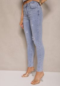 Renee - Jasnoniebieskie Jeansy z Bawełny Typu Skinny High Waist Ozdobione Przetarciami Nelliova. Okazja: na co dzień. Stan: podwyższony. Kolor: niebieski. Wzór: aplikacja. Styl: casual #4