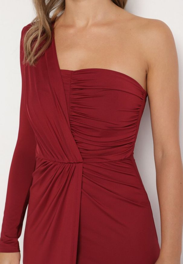 Born2be - Bordowa Kopertowa Sukienka Maxi na Jedno Ramię z Marszczeniami Analaura. Okazja: na imprezę. Kolor: czerwony. Materiał: wiskoza. Typ sukienki: kopertowe. Styl: elegancki. Długość: maxi