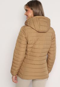 Born2be - Ciemnobeżowa Pikowana Kurtka z Kapturem i Sznurkami Miviana. Okazja: na spacer. Typ kołnierza: kaptur. Kolor: beżowy. Materiał: jeans. Długość rękawa: długi rękaw. Długość: długie #4