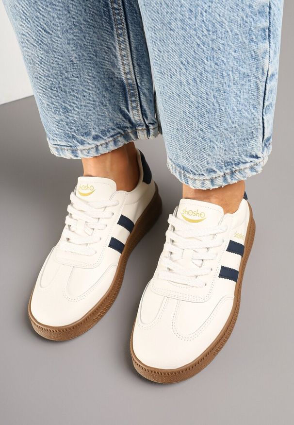 Renee - Beżowo-Granatowe Sneakersy Sportowe z Ozdobnymi Paskami i Przeszyciami Wenilan. Zapięcie: pasek. Kolor: beżowy. Materiał: jeans. Wzór: paski
